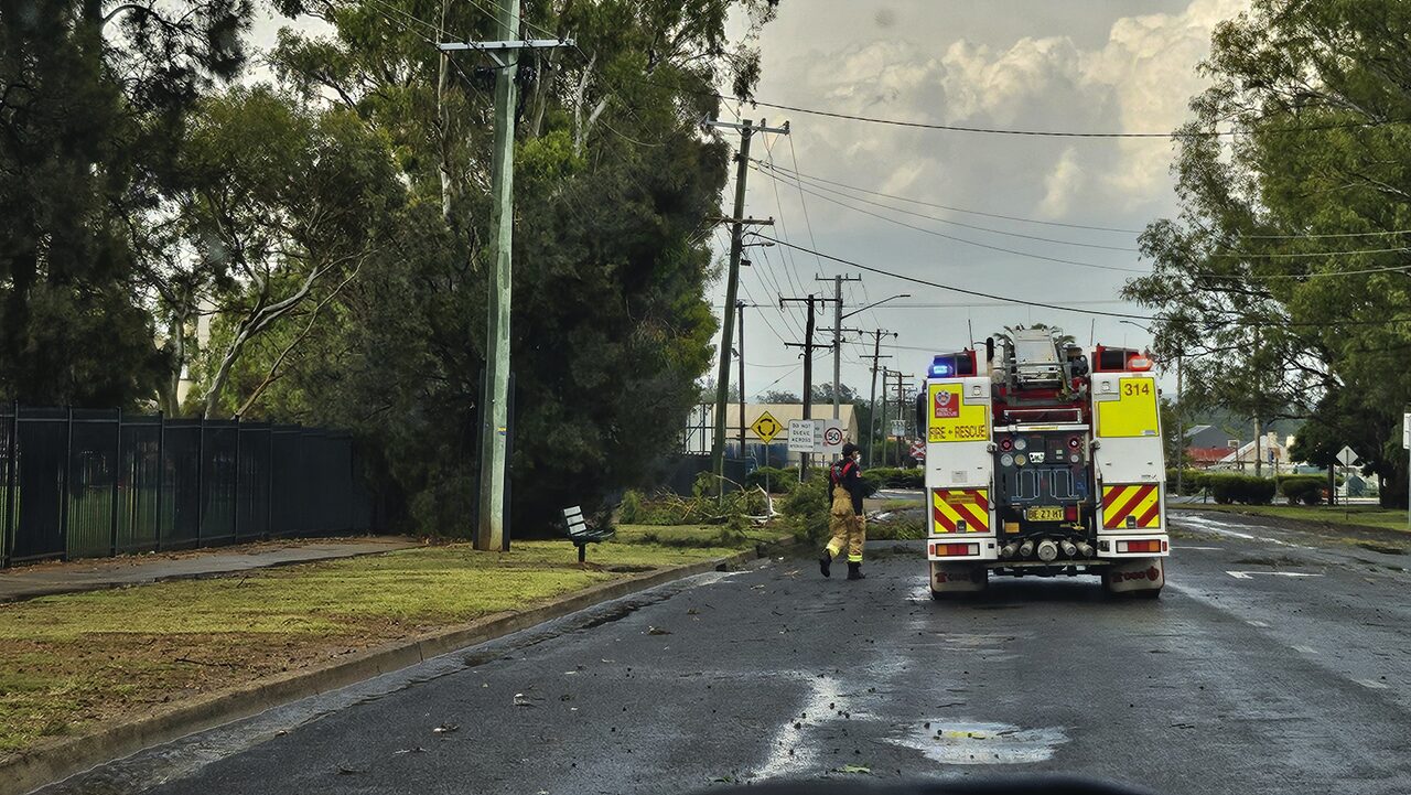 Record winds bring down trees, powerlines in Gunnedah - Gunnedah Times